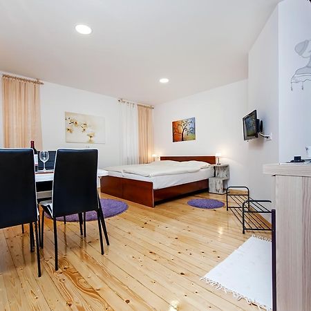 La Svalba Rooms & Studios Rovigno Esterno foto