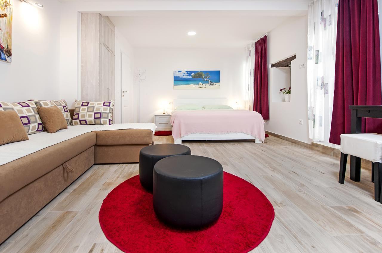 La Svalba Rooms & Studios Rovigno Esterno foto