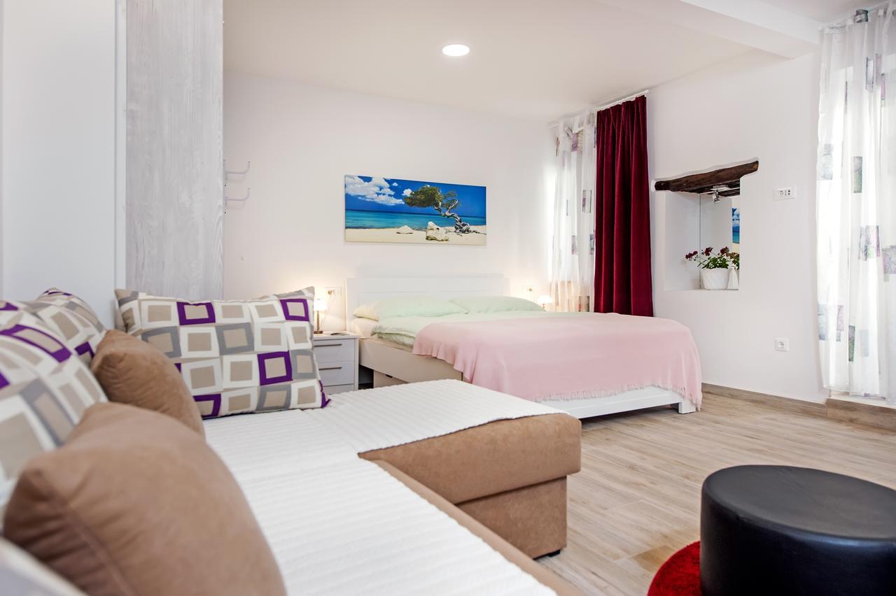 La Svalba Rooms & Studios Rovigno Esterno foto