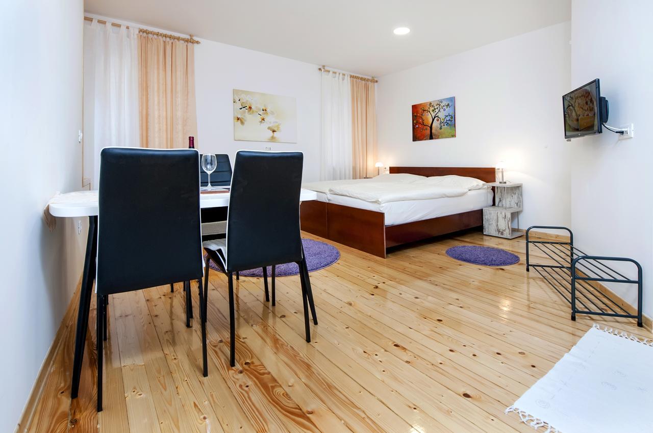 La Svalba Rooms & Studios Rovigno Esterno foto