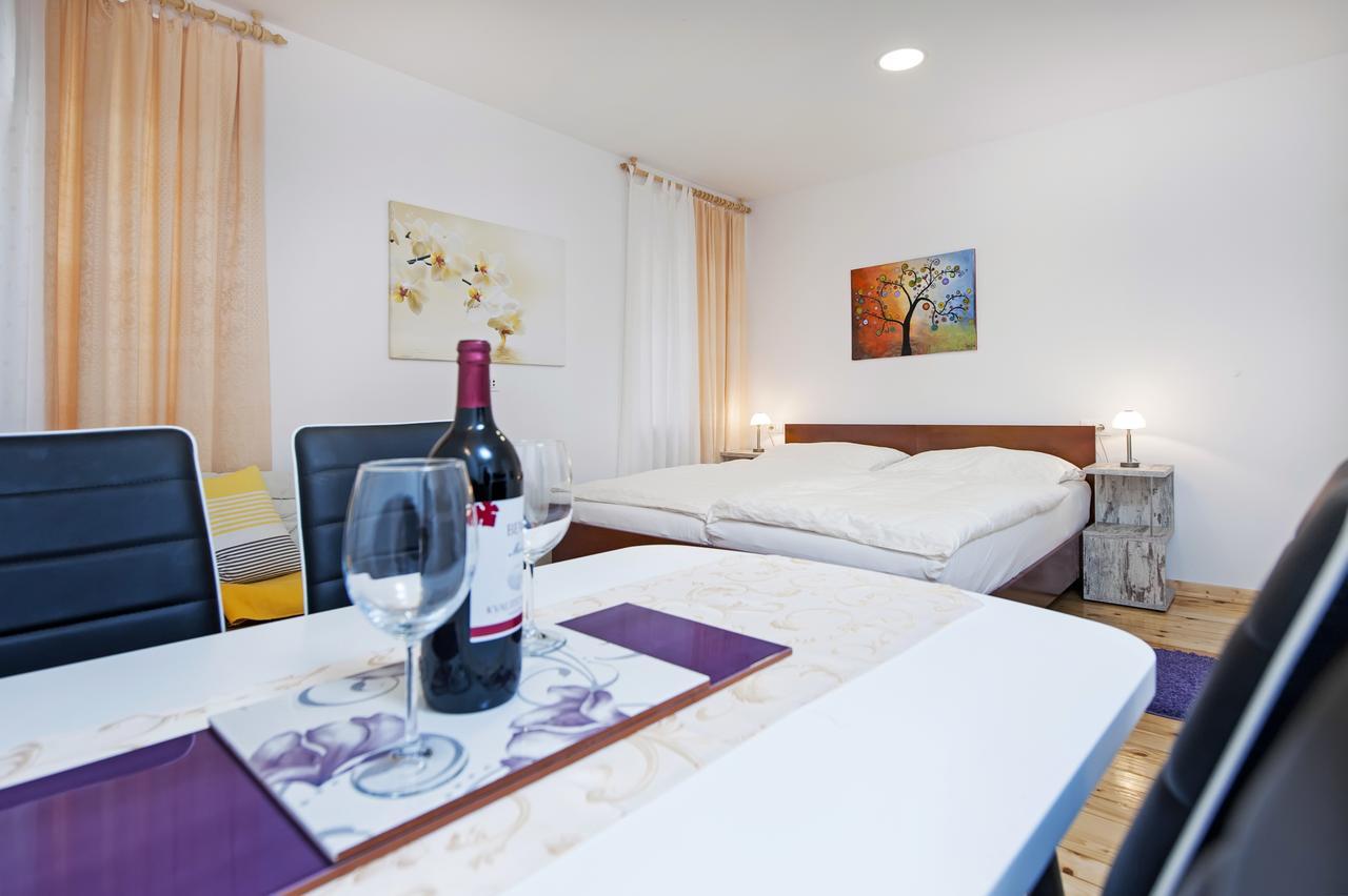 La Svalba Rooms & Studios Rovigno Esterno foto